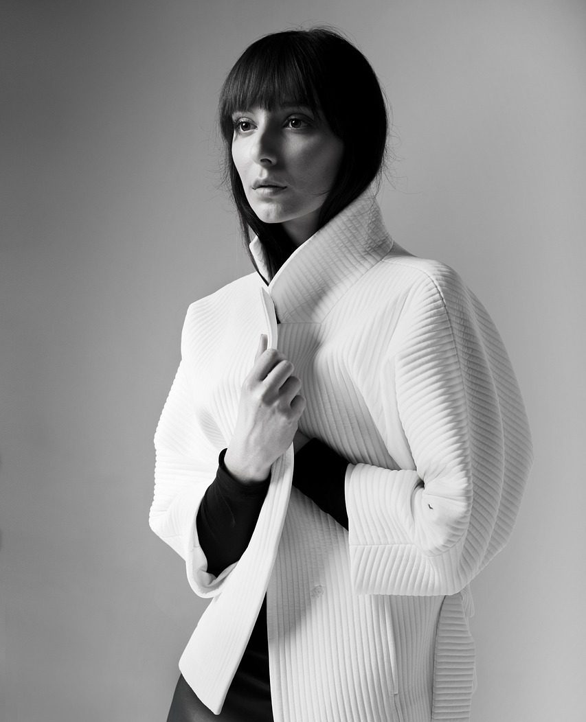 Sesión de moda en estudio con modelo femenina – fotografía para book profesional.